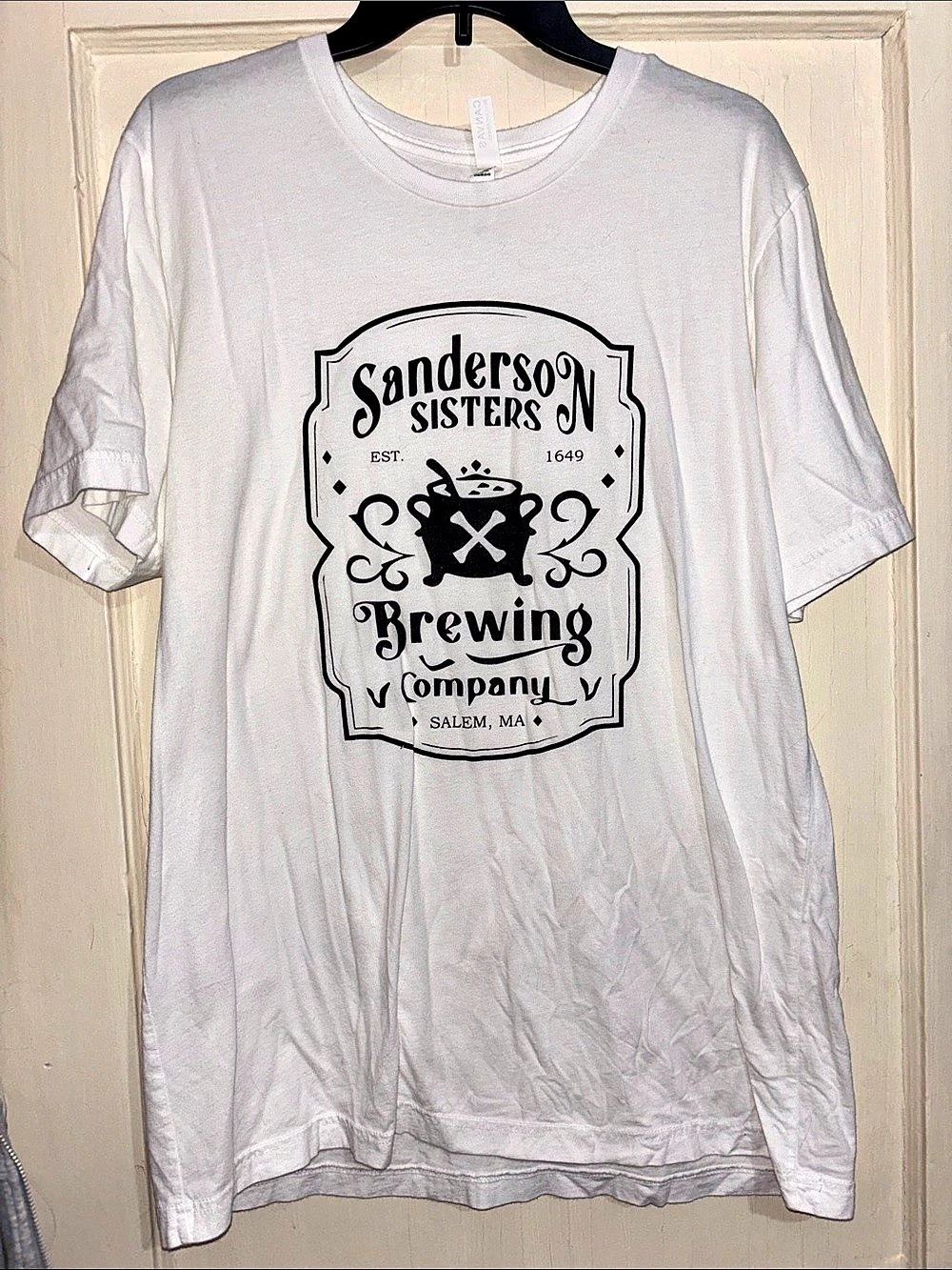 Gildan Sanderson Sisters Brewing Company graphic tee Graphic Tee in White Size